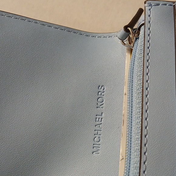 Michael Kors Sky Blue Leather Glap Wallet NWT - Picture 6 of 9